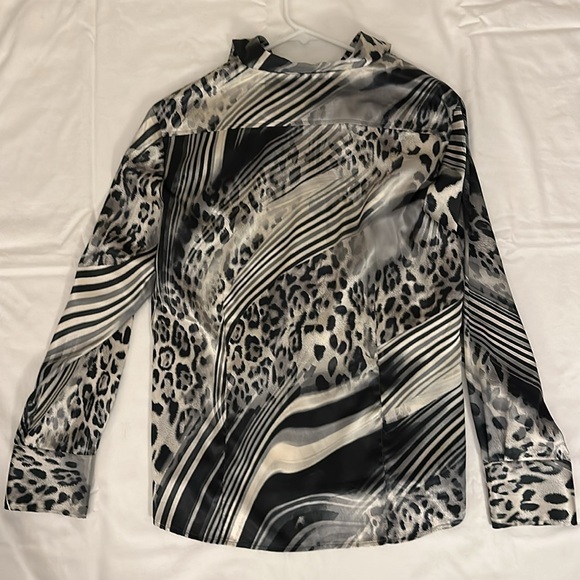 Chico’s Silver Black Animal Print Satin Long Sleeve Button Down Blouse Sz 2 (L) - Picture 4 of 9
